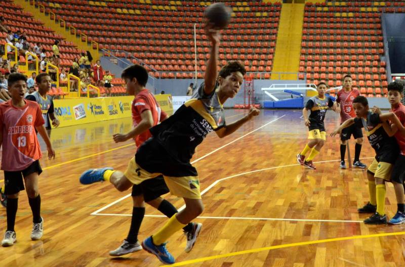 Em sua 60ª edição, os Jogos Estudantis Paraenses (JEPs) definiu a equipes que vão representar o Estado do Pará na etapa nacional, em Manaus (AM), de 19 a 23 de setembro. Das partidas realizadas neste sábado (23), pela etapa estadual, na Arena Guilerme Paraense - o Mangueirinho, foram premiados quatro times das modalidades de Basquete, Volei, Handebol e Futsal, na categoria "A" (de 12 a 14 anos).
FOTO: FERNANDO NOBRE / ASCOM SEDUC
DATA: 23.06.2018
BELÉM - PARÁ <div class='credito_fotos'>Foto: FERNANDO NOBRE/ASCOM SEDUC | <a href='/midias/2018/originais/006c352b-4c29-4ac4-8550-6f6976284a27.jpg' download><i class='fa-solid fa-download'></i> Download</a></div>