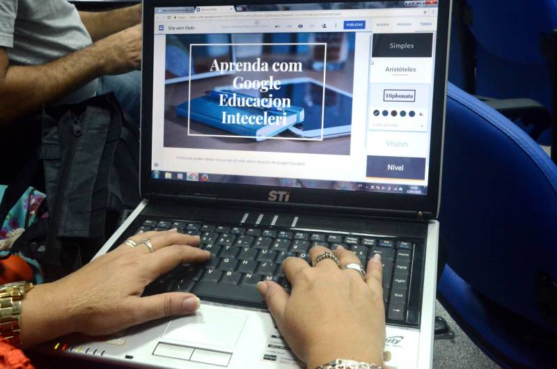 O celular, até então, grande vilão durante as aulas das escolas convencionais, promete ser um grande aliado da educação a partir da capacitação do Sedutec – programa que a Secretaria de Educação do Pará (Seduc), implanta na rede pública de ensino para disseminar o uso das ferramentas do Google para Educação, no âmbito das escolas e da gestão.

FOTO: ELISEU DIAS / ASCOM SEDUC
DATA: 25.05.2018
BELÉM - PARÁ <div class='credito_fotos'>Foto: Eliseu Dias / Ascom Seduc   |   <a href='/midias/2018/originais/006ee4d5-ece0-44d4-9121-308fbfdfe753.jpg' download><i class='fa-solid fa-download'></i> Download</a></div>