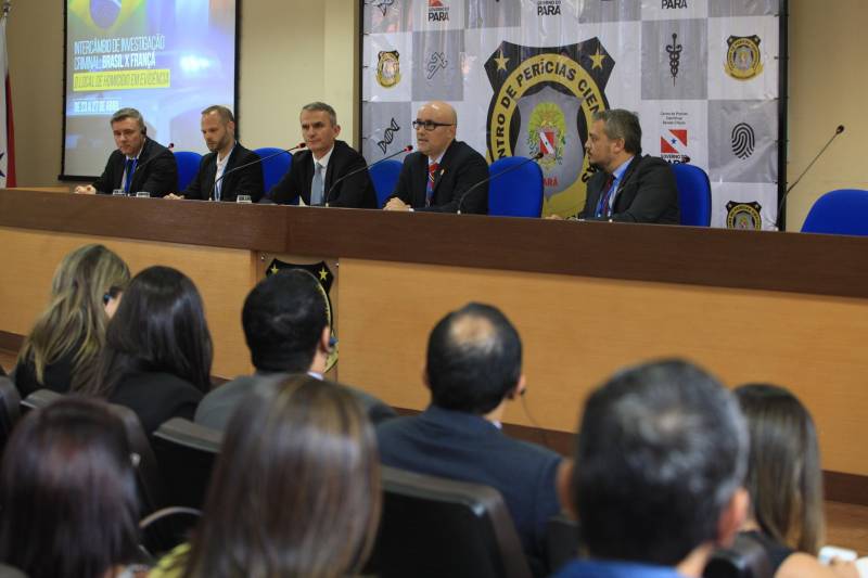Em 2018, o Centro de Perícias Científicas (CPC) Renato Chaves celebra a segunda parceria com a Polícia Internacional. Dessa vez, o intercâmbio foi fechado com a Polícia Francesa, na manhã desta segunda-feira (23), com a abertura da Semana de Intercâmbio de Investigação Criminal: Brasil x França - O Local de Homicídio em Evidência, no auditório do CPC. Durante a semana, os peritos ampliarão seus conhecimentos sobre as técnicas, protocolos e tecnologias utilizadas na França. Policiais civis e militares também participam da qualificação. O intercâmbio está sendo organizado pela Direção Geral do CPC, por meio da Direção de Cooperação Internacional da Embaixada Francesa, sediada em Brasília. Dois agentes da Polícia do Brigade Criminelle e do Service Régionale d'Identité Judiciaire, com apoio do Ministério do Interior da França, participam da qualificação, que segue até a próxima sexta-feira (27) e será realizada na modalidade presencial, com aulas práticas e teóricas sobre as técnicas em local de crime.
FOTO: RODOLFO OLIVEIRA / AG. PARÁ
DATA: 23.04.2018
BELÉM - PARÁ <div class='credito_fotos'>Foto: Rodolfo Oliveira/Ag. Pará | <a href='/midias/2018/originais/00728a92-64a9-4b30-a4d8-ee01686db90b.jpg' download><i class='fa-solid fa-download'></i> Download</a></div>