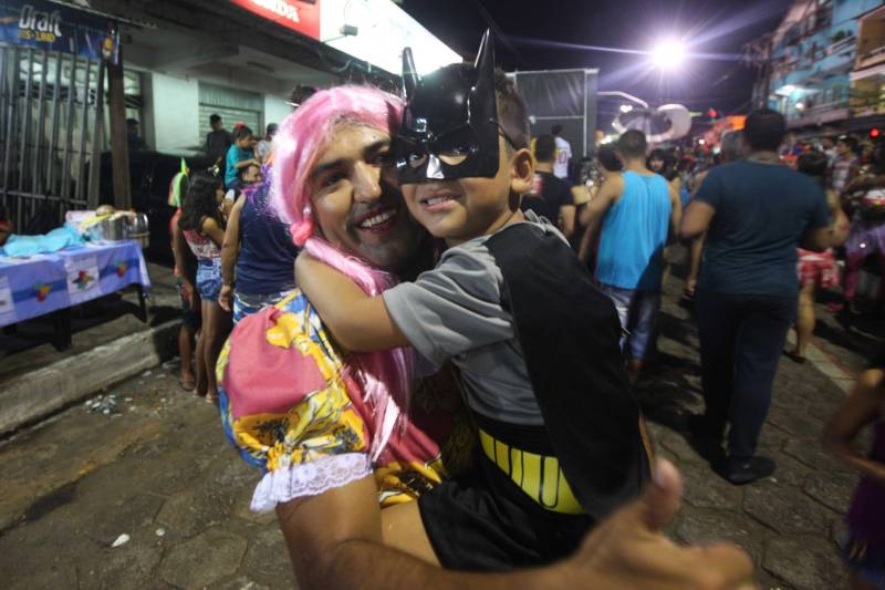 O professor Júlio Leal Gomes é natural de Vigia de Nazaré, no nordeste paraense, terra conhecida pela hospitalidade, principalmente em época festiva. Mantendo a tradição, no Carnaval Júlio e seus irmãos abrem a casa da família para amigos e outros parentes. Neste ano, o imóvel de quatro cômodos abrigou mais de 50 pessoas. Vigia tem um dos maiores e mais tradicionais carnavais do Pará. Nesta época do ano, a população do município, de 51.173 habitantes (Censo/IBGE), triplica com a chegada de brincantes oriundos de todo o Brasil, e os vigienses – igual coração de mãe - acolhem essa multidão. A estimativa é a cidade receber mais de 300 mil pessoas neste Carnaval.
FOTO: IGOR BRANDÃO / AG PARÁ
DATA: 13.02.2018
BELÉM - PARÁ <div class='credito_fotos'>Foto: IGOR BRANDÃO / AG. PARÁ | <a href='/midias/2018/originais/00736acb-028d-41cf-ae68-997599081fad.jpg' download><i class='fa-solid fa-download'></i> Download</a></div>