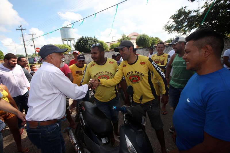 O governo do Pará dá seguimento às ações de reconhecimento de propriedade de terras em todas as regiões do Estado com a entrega, na manhã desta sexta-feira (16), de 124 títulos para pequenos produtores rurais do município de Bujaru, no nordeste paraense. A cerimônia, realizada no Sindicato de Produtores Rurais do município, foi conduzida pelo governador Simão Jatene e contou com a presença de secretários de Estado, parlamentares, prefeitos e autoridades da região. Os documentos expedidos pelo Instituto de Terras do Pará (Iterpa) vão atender famílias que residem em 15 comunidades do município, entre elas a Jutai, Igarapezinho, Jabatiteua, Guajará-Miri, Guajará-Açu, Ramal do Puxador, Ramal do Caiti, Santa Maria, São Luiz, Cajuíra,  entre outras localizadas ao longo da Rodovia PA-140, totalizando mais de 6 mil hectares de áreas tituladas.

FOTO: THIAGO GOMES / AG PARÁ
DATA: 16.02.2018
BUJARÚ - PARÁ <div class='credito_fotos'>Foto: Thiago Gomes /Ag. Pará   |   <a href='/midias/2018/originais/0073de9a-6497-463b-a02a-b75cee3deccf.jpg' download><i class='fa-solid fa-download'></i> Download</a></div>