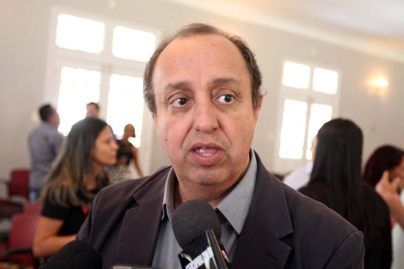 Um dos municípios mais importantes da região nordeste do Pará, Irituia vai ganhar um hospital à altura dessa importância. Um convênio assinado nesta quinta-feira, 05, nesta quinta-feira, 05, e o governo do estado e a Prefeitura Municipal vai garantir a reforma e ampliação do Hospital Municipal de Irituia, referência para várias cidades da região. Articulado pelo Programa Municípios Sustentáveis, o convênio foi assinado no Palácio dos Despachos pelo governador Simão Jatene e a prefeita de Irituia, Carmelina Costa. O presidente da Assembleia Legislativa do Estado, deputado Márcio Miranda e o secretário estadual de Saúde, Victor Mateus (foto), participaram da cerimônia. Ao lado deles, médicos, vereadores, lideranças comunitárias e usuários do hospital de Irituia lotaram um dos auditórios do palácio.
FOTO: CRISTINO MARTINS / AG. PARÁ
DATA: 05.04.2018
BELÉM - PARÁ <div class='credito_fotos'>Foto: Cristino Martins/Ag. Pará | <a href='/midias/2018/originais/008413fd-aafd-45cc-80a4-c202cd2e3a78.jpg' download><i class='fa-solid fa-download'></i> Download</a></div>