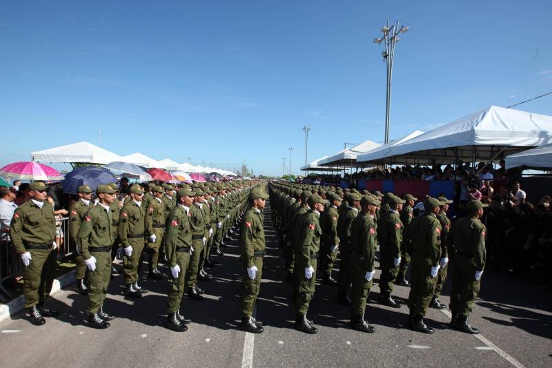 A cerimônia de formatura dos novos praças da Polícia Militar ocorreu na manhã desta segunda-feira (9), simultaneamente, em Belém e outros seis municípios paraenses: Santa Izabel, Castanhal, Barcarena, Capanema, Bragança e Tucuruí. Em Parauapebas, Marabá, Breves, Soure e Conceição do Araguaia, a formatura será celebrada na quinta-feira, dia 12. Na sexta-feira, dia 13, é a vez de Santarém, Altamira, Paragominas e Itaituba. O governador Simão Jatene presidiu a cerimônia de formatura no Portal da Amazônia, bairro da Cidade Velha, em Belém. Milhares de familiares dos formandos lotaram o espaço para entregar aos novos policiais militares seus diplomas de conclusão de curso.
FOTO: SIDNEY OLIVEIRA / AG. PARÁ
DATA: 09.07.2018
BELÉM - PARÁ <div class='credito_fotos'>Foto: Sidney Oliveira/Ag. Pará | <a href='/midias/2018/originais/0089fc2a-ffa4-47d8-a836-ab491ee4fe84.jpg' download><i class='fa-solid fa-download'></i> Download</a></div>