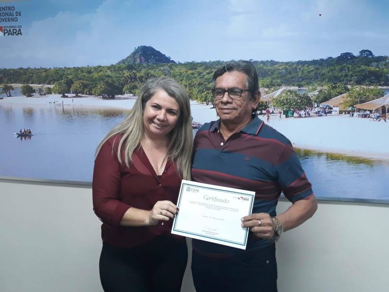Técnicos de prefeituras de nove municípios da região oeste - Santarém, Oriximiná, Óbidos, Almeirim, Alenquer, Prainha, Mojuí dos Campos, Juruti e Terra Santa - participaram durante esta semana do módulo de capacitação sobre o Sistema de Convênios do Governo Federal (Siconv). O treinamento, que iniciou na segunda-feira (25) e foi concluído nesta sexta (29) com a entrega de certificados, no auditório do Centro Regional de Governo do Baixo Amazonas, foi ofertado pela Secretaria Extraordinária de Estado de Municípios Sustentáveis (Semsu), em parceria com a Escola de Governança Pública do Pará (EGPA), Secretaria de Estado de Administração (Sead) e a Coordenação-Geral da Rede Siconv no Pará. Na foto, o Chefe de Gabinete da Prefeitura de Prainha, Antônio Teixeira (d).
FOTO: SAMUEL ALVARENGA / ASCOM CRGBA
DATA: 29.06.2018
SANTARÉM - PARÁ <div class='credito_fotos'>Foto: SAMUEL ALVARENGA / ASCOM CRGBA | <a href='/midias/2018/originais/008d35e9-1275-479c-a893-257f3741163a.jpg' download><i class='fa-solid fa-download'></i> Download</a></div>