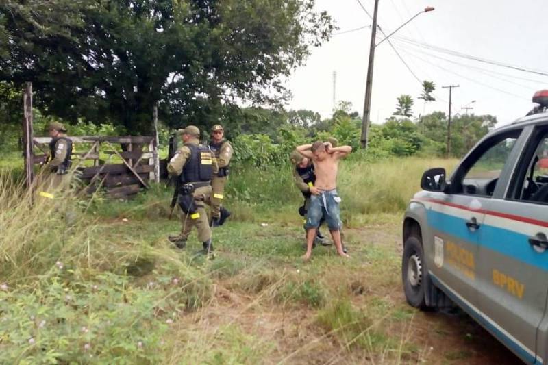 Mais de 600 policiais militares intensificaram a segurança em todo o bairro do Tapanã, durante a operação "Ocupação" que iniciou na manhã desta quinta-feira, 15, e segue até a próxima segunda-feira, 19. O planejamento estratégico desta ação conta com diversas operações: Ônibus Seguro, Hypnus, Bloqueio, Saturação, Tróia e Feira Segura.
FOTO: ASCOM PMPA
DATA: 15.03.2018
BELÉM - PARÁ <div class='credito_fotos'>Foto: Ascom PMPA | <a href='/midias/2018/originais/008ee514-1daa-4fc7-bf7d-14b536d79ccb.jpg' download><i class='fa-solid fa-download'></i> Download</a></div>