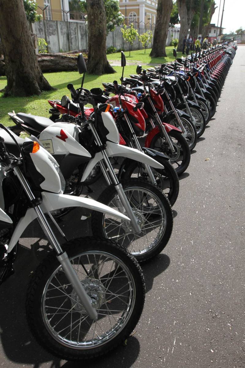 O Governo do Estado entregou, nesta segunda-feira, 12, no Palácio do Governo, 75 motocicletas a mototaxistas de Belém, Castanhal, Ananindeua e Igarapé-Açu. As motos foram adquiridas pelos mototaxistas por meio do Credcidadão, programa que incentiva a geração de trabalho e renda entre os microempreendedores com necessidades financeiras. O governador Simão Jatene fez a entrega das chaves das motos, acompanhado do prefeito de Belém, Zenaldo Coutinho; do presidente da Assembleia Legislativa do Estado do Pará (Alepa), Márcio Miranda; dos deputados Eliel Faustino e Coronel Neil; do secretário de Desenvolvimento Econômico, Indústria, Comércio e Mineração, Hildegardo Nunes; do diretor-geral do Credcidadão, Jorge Rezende e de representantes de sindicatos e associações de mototaxistas, entre eles o presidente do Sindicato dos Mototaxistas do Pará, José Ribamar Soares, o Alemão.
FOTO: CRISTINO MARTINS / AG. PARÁ
DATA: 12.11.2018
BELÉM - PARÁ <div class='credito_fotos'>Foto: Cristino Martins/Ag. Pará | <a href='/midias/2018/originais/008fa704-d536-4499-b20f-796d5d1914b8.jpg' download><i class='fa-solid fa-download'></i> Download</a></div>