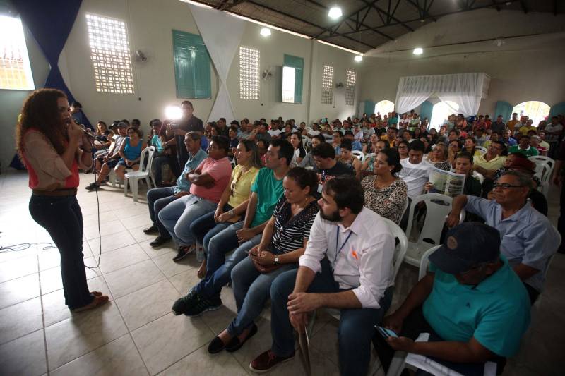 Já durante o evento em Augusto Corrêa, realizado no Centro Nossa Senhora de Nazaré e no Hospital Municipal, o prefeito Filho Barreto lembrou que o município sempre foi beneficiado com obras pela gestão estadual. Desta vez, além do investimento de quase R$ 2 milhões em 4 km de pavimentação, o Governo do Pará também conseguiu um convênio para o asfaltamento da PA-462, que liga o município à Viseu, e ainda a reforma de duas escolas estaduais, o que totaliza cerca de R$ 35 milhões em recursos. A parceria foi firmada por meio de ordem de serviço (OS) assinada pela secretária extraordinária dos Municípios Sustentáveis, Izabela Jatene (foto) e dos prefeitos dos três municípios.
FOTO: SIDNEY OLIVEIRA / AG. PARÁ
DATA: 14.06.2018
AUGUSTO CORRÊA - PARÁ <div class='credito_fotos'>Foto: Sidney Oliveira/Ag. Pará | <a href='/midias/2018/originais/0098504d-ad74-4ce1-bff0-6c0648dde6ce.jpg' download><i class='fa-solid fa-download'></i> Download</a></div>
