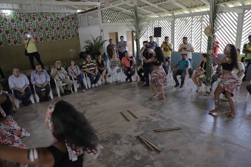 O título coletivo ratifica que 225 mil hectares de terra pertencem às 145 famílias remanescentes de quilombos que vivem em Cachoeira Porteira. A titulação ocorreu pela desafetação de parte das florestas estaduais (flotas) de Trombetas e Faro, aprovada pela Assembleia Legislativa do Pará e decretada pelo governador Simão Jatene.
FOTO: MÁRCIO NAGANO / SECOM
DATA: 03.03.2018
ORIXIMINÁ - PARÁ <div class='credito_fotos'>Foto: MÁRCIO NAGANO / SECOM | <a href='/midias/2018/originais/009b23ec-cc4a-4115-9f12-3207e8b7431a.jpg' download><i class='fa-solid fa-download'></i> Download</a></div>
