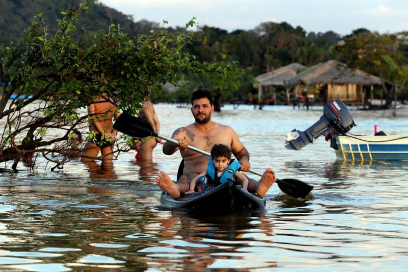 O roteiro de férias no oeste paraense fica completo com a visita a um dos balneários mais importantes do Estado. A cerca de 35 quilômetros de Santarém, pela Rodovia PA-457, está Alter do Chão (foto). O bucolismo da vila onde está uma das praias mais famosas do Pará causa, de imediato, a sensação de bem-estar no visitante.
FOTO: SIDNEY OLIVEIRA / AG. PARÁ
DATA: 28.07.2017
ALTER DO CHÃO - PARÁ <div class='credito_fotos'>Foto: Sidney Oliveira/Ag. Pará | <a href='/midias/2018/originais/009c6655-1106-4e75-8a42-a0b5e6aabbd0.jpg' download><i class='fa-solid fa-download'></i> Download</a></div>