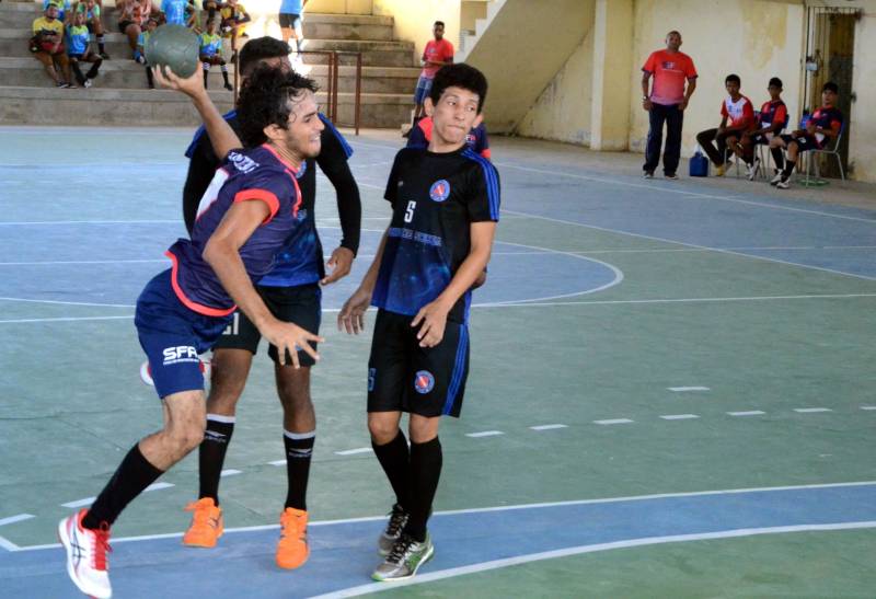 A Regional Mocajuba dos Jogos Estudantis Paraenses (JEPs), que ocorreu de 16 a 20 deste mês reunindo municípios do Baixo Tocantins, foi encerrada com festa no final de semana, pelos atletas que garantiram vagas na Etapa Estadual da competição, marcada para o período de 19 a 22 de junho, na Arena Guilherme Paraense, em Belém, com as finais transmitidas ao vivo pela TV Cultura do Pará. Na foto, categoria B/Modalidade Handebol Masculino - Município de Tailândia/Escola Estadual S. Francisco de Assis.
FOTO: ELISEU DIAS / ASCOM SEDUC
DATA: 20.05.2018
MOCAJUBA - PARÁ <div class='credito_fotos'>Foto: Eliseu Dias / Ascom Seduc | <a href='/midias/2018/originais/009eca89-b802-414c-ab54-77201cfc9c4d.jpg' download><i class='fa-solid fa-download'></i> Download</a></div>