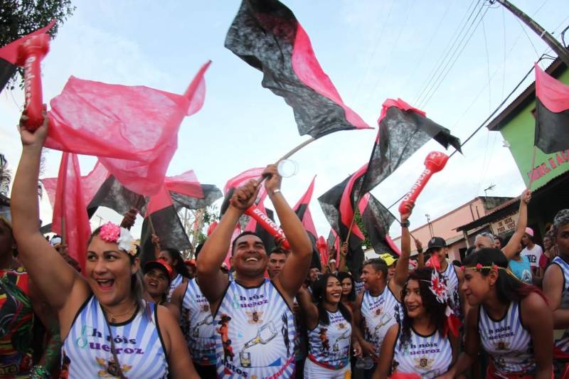 Tradição, história e simbolismo. Assim é a festa do Carnapauxis, realizado todos os anos no município de Óbidos, na região Oeste. O carnaval obidense é patrimônio cultural do estado do Pará e foi construído com identidade própria por meio de figuras e personagens históricos. A programação oficial iniciou na última quarta-feira (7), e prossegue até a quarta-feira de cinzas (14). Assim como a colonização de Óbidos, o Carnapauxis tem traços da origem portuguesa, principalmente por conta das alegorias e das máscaras. Esse adereço é símbolo do carnaval, através do Mascarado Fobó, onde as pessoas se vestem com um macacão colorido bem folgado, que chamam de "dominó", máscaras de papelão, feitas por alguns artesãos da cidade e capacete feito de cartolina e tiras de papel colorido, bexiga de boi, apito e pó.
FOTO: SAMUEL ALVARENGA / SECOM
DATA: 11.02.2018
ÓBIDOS - PARÁ <div class='credito_fotos'>Foto: ASCOM / PREFEITURA DE ÓBIDOS | <a href='/midias/2018/originais/00a7b71c-453c-4326-ad85-39b22bd1d712.jpg' download><i class='fa-solid fa-download'></i> Download</a></div>