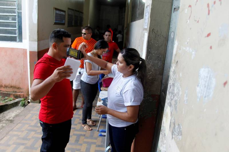 Um total de 9011 candidatos fizeram as provas para concorrer a 500 vagas para agente prisional da Superintendência do Sistema Penitenciário do Estado (Susipe), neste domingo, 18. No total, 11.835 candidatos estavam inscritos para o concurso, que é o primeiro da instituição para o cargo.
As provas foram realizadas em Belém, Altamira, Marabá, Castanhal (foto), Itaituba e Santarém.
FOTO: AKIRA ONUMA / ASCOM SUSIPE
DATA: 18.03.2018
CASTANHAL - PARÁ <div class='credito_fotos'>Foto: Akira Onuma / Ascom Susipe | <a href='/midias/2018/originais/00ac7da2-d948-442e-970c-d0336f8bd187.jpg' download><i class='fa-solid fa-download'></i> Download</a></div>