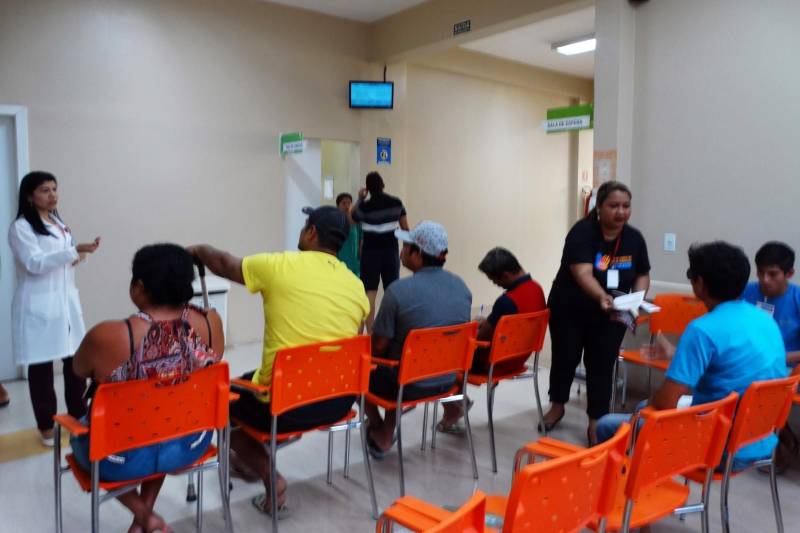 O incentivo à humanização e prevenção foi a prioridade da programação de Carnaval realizada pelo Hospital Público Estadual Galileu, em Belém, nos últimos dias 06 e 7. Com palestras que enfatizaram a importância de não dirigir após a ingestão de bebida alcoólica, representantes da Associação Paraense de Motociclistas (Aspamoto) e da Fundação Centro de Hemoterapia e Hematologia do Pará (Hemopa) estiveram no hospital sensibilizando usuários e acompanhantes. O professor de História Alessandro Santos, 37 anos, que está internado no Hospital Galileu há cinco dias, após ter sido baleado no braço esquerdo durante uma tentativa de assalto em sua casa, no município de Castanhal, considerou interessante a abordagem sobre atenção no trânsito próximo a uma grande festa popular. “As pessoas, em geral, parecem achar que carnaval e responsabilidade não cabem na mesma frase. Então, aumentam os índices de acidentes e a criminalidade. É importante alertar para isso”, disse Alessandro Santos.

FOTO: ASCOM HPEG
DATA: 08.02.2018
BELÉM - PARÁ                                <div class='credito_fotos'>Foto: ASCOM / HPEG   |   <a href='/midias/2018/originais/00b18b26-29c3-4e92-981d-18043ac2721f.jpg' download><i class='fa-solid fa-download'></i> Download</a></div>