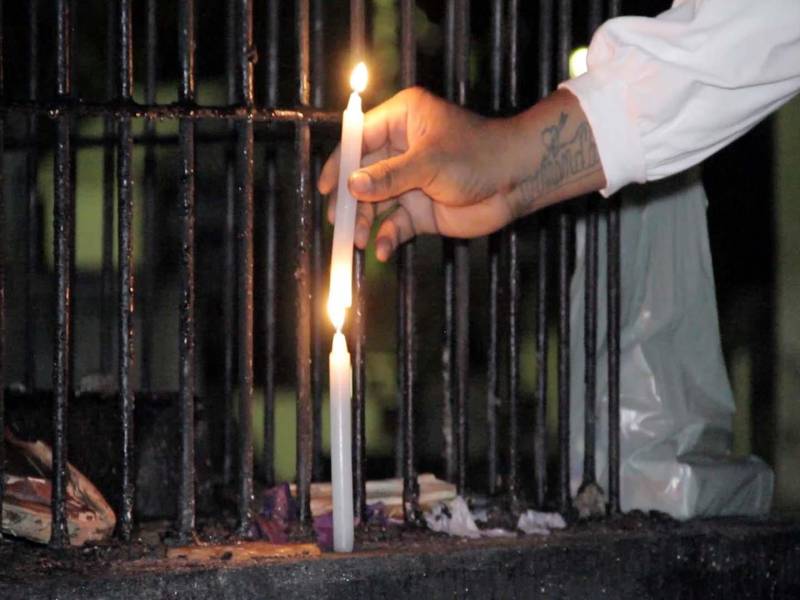 No período da Semana Santa, o município de Oriximiná, na região oeste, revive uma tradição secular, a Encomendação das Almas (foto), trazida da Europa para o Brasil pelos padres capuchinhos e mantida até hoje entre as populações ribeirinhas e as comunidades remanescentes de quilombos. O ritual católico começa na noite desta quarta-feira (28), quando grupos de homens trajados com mantos brancos se dirigem ao cemitério da cidade para, à meia-noite, “apanharem” as almas que seguirão em uma longa procissão pelas ruas de Oriximiná. Entre orações e ladainhas entoadas em latim, os “encomendadores de almas”, como são chamados, também param nas casas dos moradores que solicitam ou, como manda a tradição, deixam uma vela acesa na frente de suas residências. Como retribuição, as famílias costumam ofertar um lanche na madrugada. A manifestação popular, que se mantém em poucas cidades do Brasil, prossegue até a meia-noite da Sexta-Feira Santa, quando as almas são devolvidas ao cemitério.
FOTO: REPRODUÇÃO
DATA: 29.03.2018
<div class='credito_fotos'>Foto: REPRODUÇÃO | <a href='/midias/2018/originais/00b55b33-5eba-45f4-a5c5-5e65b3742d55.jpg' download><i class='fa-solid fa-download'></i> Download</a></div>