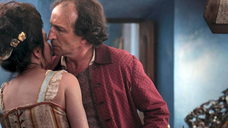 “Zama” (foto), dirigido e escrito pela argentina Lucrecia Martel, terá sessão de estreia nesta quinta-feira, 17, às 20h, no Cine Líbero Luxardo da Fundação Cultural do Pará (FCP). A projeção do filme estará nas sessões regulares do cinema, contando de forma irônica a condição em que se encontra um funcionário da Coroa Espanhola, preso em uma colônia na fronteira da Argentina com Paraguai. Baseado no livro homônimo de Antonio di Benedetto, o longa conta a história de Don Diego de Zama (Daniel Giménez Cacho), um oficial da Coroa Espanhola que no fim do século XVIII parte para Buenos Aires e se junta a um grupo de soldados à caça de um perigoso bandido, enquanto explora terras habitadas por índios.
FOTO: DIVULGAÇÃO
DATA: 15.05.2018
BELÉM - PARÁ
<div class='credito_fotos'>Foto: Divulgação | <a href='/midias/2018/originais/00b60e5b-588a-4f11-b707-cc4d99f31540.jpg' download><i class='fa-solid fa-download'></i> Download</a></div>