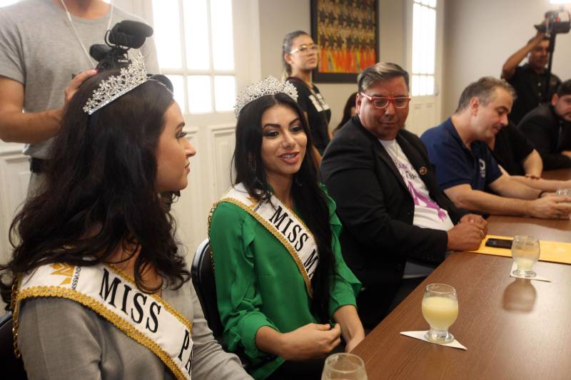 Há seis anos, o combate à hanseníase é a causa escolhida pela organização do Concurso Miss Mundo para ser trabalhada pelas eleitas no certame de beleza. A atual dona da coroa, a indiana Manushi Chhillar, e a atual Miss Brasil Mundo, Gabrielle Vilela, foram recebidas na manhã desta sexta-feira (20), em agenda institucional, pelo governador Simão Jatene e o secretário de Estado de Saúde Pública, Vitor Mateus. A comitiva está em Belém para a promoção de ações sociais de combate à doença. O encontro ocorreu no Palácio do Governo, na capital paraense. A programação do “Beleza com Propósito” no Brasil integra encontros com governantes e autoridades de outros Estados da Federação. Durante a semana, a comitiva foi recebida em São Paulo, no Palácio dos Bandeirantes, onde deu início à campanha do agasalho. Também foi a Brasília apoiar a Associação de Pais e Amigos dos Excepcionais do Distrito Federal (Apae-DF), sendo recebida pelo governador do Distrito Federal, Rodrigo Rollemberg. Na foto, a miss Marajó Mundo, Thays Syntya Antunes da Costa (verde), 25 anos.
FOTO: SIDNEY OLIVEIRA / AG. PARÁ
DATA: 20.04.2018
BELÉM - PARÁ <div class='credito_fotos'>Foto: Sidney Oliveira/Ag. Pará | <a href='/midias/2018/originais/00b88f1e-fc69-4a2c-8258-cba160273bd1.jpg' download><i class='fa-solid fa-download'></i> Download</a></div>