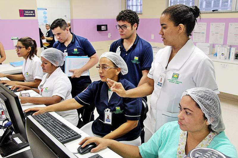 De acordo com estimativas do Instituto Nacional de Câncer (Inca), dos 12.500 mil novos casos de câncer infantojuvenil que deverão ser diagnosticados no Brasil em 2018, cerca de 1.200 mil estarão na Região Norte. Os últimos estudos do Inca indicam ainda que as possibilidades de cura chegam a 80%, quando o diagnóstico é precoce e o tratamento feito em um centro especializado. Na norte do Brasil, onde a incidência dos novos casos será a menor em relação às demais regiões, o Hospital Oncológico Infantil Octávio Lobo é referência para o tratamento de crianças e adolescentes, na faixa etária de zero a 19 anos. Com uma equipe médica especializada, a unidade, que é gerenciada pela Pró-Saúde Associação Beneficente de Assistência Social e Hospitalar, sob contrato de gestão com a Secretaria de Estado de Saúde Pública (Sespa), tem investido no treinamento de seus funcionários (foto), para garantir mais qualidade e segurança no atendimento aos pacientes.

FOTO: ASCOM / HOIOL
DATA: 14.05.2018
BELÉM - PARÁ <div class='credito_fotos'>Foto: ASCOM HOIOL   |   <a href='/midias/2018/originais/00baa189-db5e-4c64-b7df-58eedc166378.jpg' download><i class='fa-solid fa-download'></i> Download</a></div>