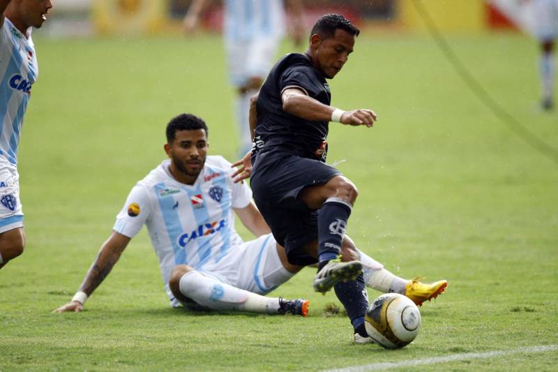 O Clube do Remo venceu o Paysandu por 2 a 1 na tarde deste domingo, partida realizada no Estádio Mangueirão, e largou na frente pelo título do Campeonato Paraense de 2018.
FOTO: THIAGO GOMES / AG. PARÁ
DATA: 01.04.2018
BELÉM - PARÁ <div class='credito_fotos'>Foto: Thiago Gomes /Ag. Pará | <a href='/midias/2018/originais/00c1ce81-68b2-4b1a-bae3-af9a12eded08.jpg' download><i class='fa-solid fa-download'></i> Download</a></div>