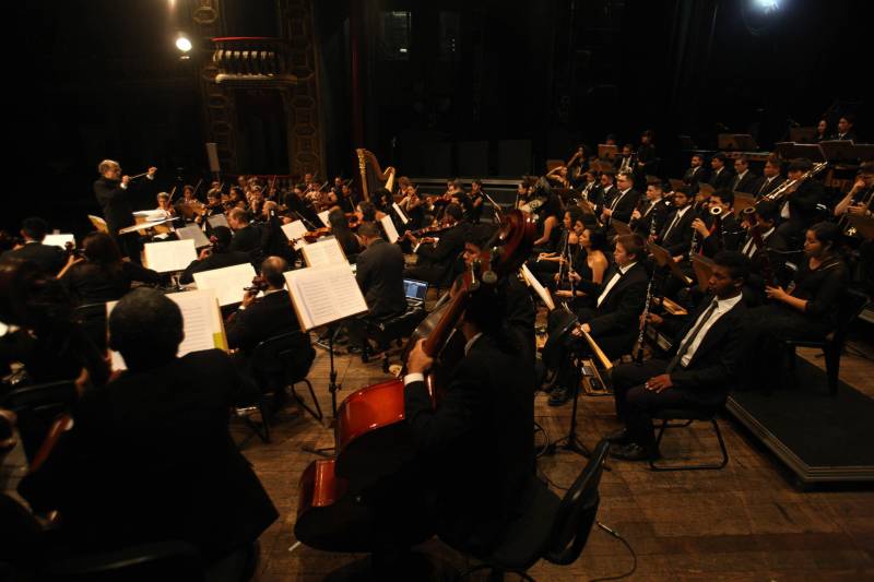 O primeiro dia de apresentações para o público do XXXI Festival Internacional de Música do Pará (Fimupa) encerrou de forma triunfal e da maneira que melhor traduz o festival: com a apresentação da Orquestra Acadêmica desta edição, formada por musicistas paraenses, instrumentistas de diversos países, acadêmicos do curso de graduação em música da Universidade Estadual do Pará e crianças, que iniciaram há pouco tempo os estudos de música no Instituto Estadual Carlos Gomes. Com a mistura do popular com o erudito, o compositor e maestro carioca Tim Rescala levou ao palco a suíte orquestral “Velho Chico”, trilha sonora da novela da Rede Globo, de sua autoria.
FOTO: MARCELO LELIS / AG. PARÁ
DATA: 03.05.2018
BELÉM - PARÁ <div class='credito_fotos'>Foto: Marcelo Lelis / Ag. Pará | <a href='/midias/2018/originais/00d1718e-6614-41fe-938e-814388f6164b.jpg' download><i class='fa-solid fa-download'></i> Download</a></div>