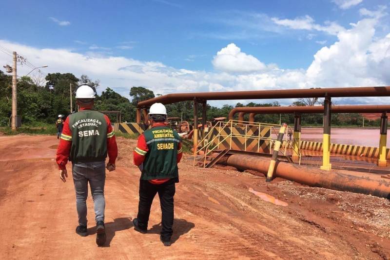 Iniciou neste sábado, 24, o prazo que o Governo do Estado deu para que a mineradora Hydro Alunorte adote procedimentos e mecanismos seguros ambientalmente, a fim de que as bacias de resíduos da empresa baixem os níveis em pelo menos um metro – o que é definido tecnicamente como padrão de segurança com comprovação permanente da redução e manutenção dos níveis. Uma equipe de fiscalização da Secretaria de Estado de Meio Ambiente e Sustentabilidade (Semas) está no município para fazer o monitoramento dos níveis das bacias do sistema de tratamento dos rejeitos da Bauxita. "Vamos montar equipes para, de duas em duas horas, avaliar o nível das bacias. Em caso de chuva o monitoramento será feito de uma em uma hora", explicou Rejiane Santos, geóloga da Diretoria de Licenciamento Ambiental da Semas.
FOTO: LIDIANE SOUZA / SECOM
DATA: 24.02.2018
BARCARENA - PARÁ <div class='credito_fotos'>Foto: LIDIANE SOUZA / SECOM | <a href='/midias/2018/originais/00e5dee4-bdb1-48cb-8f9a-9ea3ba7652da.jpg' download><i class='fa-solid fa-download'></i> Download</a></div>