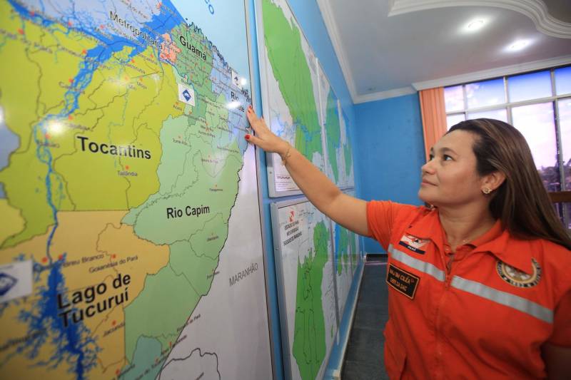 A Defesa Civil Estadual já articulou as secretarias de Estado para atender as pessoas afetadas pelos alagamentos provocados pelas fortes chuvas no município de Bragança, no nordeste do Estado. Até o momento foram contabilizadas três famílias desabrigadas e mais de três mil pessoas afetadas, principalmente na comunidade de Maranhãozinho. A prefeitura decretou estado de alerta. Uma sala de situação foi montada no município para o gerenciamento das ações que atendem às famílias. Segundo a chefe da Divisão de Apoio à Comunidade da Defesa Civil Estadual, major Ciléia Mesquita (foto), na última segunda-feira (14), choveu aproximadamente 130 milímetros no município, o que provocou vários pontos de alagamento. Foi quando a coordenadoria municipal solicitou apoio da Defesa Estadual que imediatamente enviou técnicos ao local, e instalou a sala de situação na sede da Prefeitura de Bragança.
FOTO: RODOLFO OLIVEIRA / AG. PARÁ
DATA: 18.05.2018
BELÉM - PARÁ <div class='credito_fotos'>Foto: Rodolfo Oliveira/Ag. Pará | <a href='/midias/2018/originais/00e61cd5-5de4-49d9-91e1-e88fed4c3f30.jpg' download><i class='fa-solid fa-download'></i> Download</a></div>