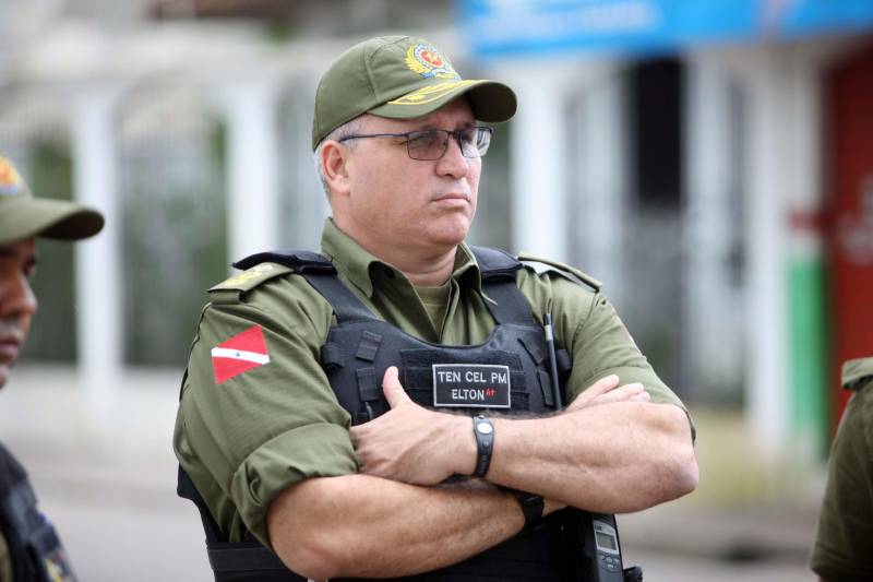 A Polícia Militar do Estado iniciou nesta segunda-feira, 30, a operação Sáfara 3, de combate à criminalidade na Grande Belém. Duas áreas de grande incidência criminal Guamá e Tapanã, foram priorizadas nesse primeiro dia de operação. A partir do bairro do Guamá, os policiais percorreram áreas dos bairros da Terra Firme e Jurunas. A partir do Tapanã, foram atendidas áreas da Pratinha, Bengui e Parque Verde. A escolha dos locais teve por base ocorrências criminais monitoradas pela inteligência da Polícia Militar. Só nos bairros do Bengui e Cabanagem, no mês de abril, foram contabilizados onze homicídios. Na foto, o coronel Elton Medeiros, comandante da operação na área do Tapanã.
FOTO: THIAGO GOMES / AG. PARÁ
DATA: 30.04.2018
BELÉM - PARÁ <div class='credito_fotos'>Foto: Thiago Gomes /Ag. Pará | <a href='/midias/2018/originais/00e840be-89c2-4adf-a534-f7e95127d66a.jpg' download><i class='fa-solid fa-download'></i> Download</a></div>