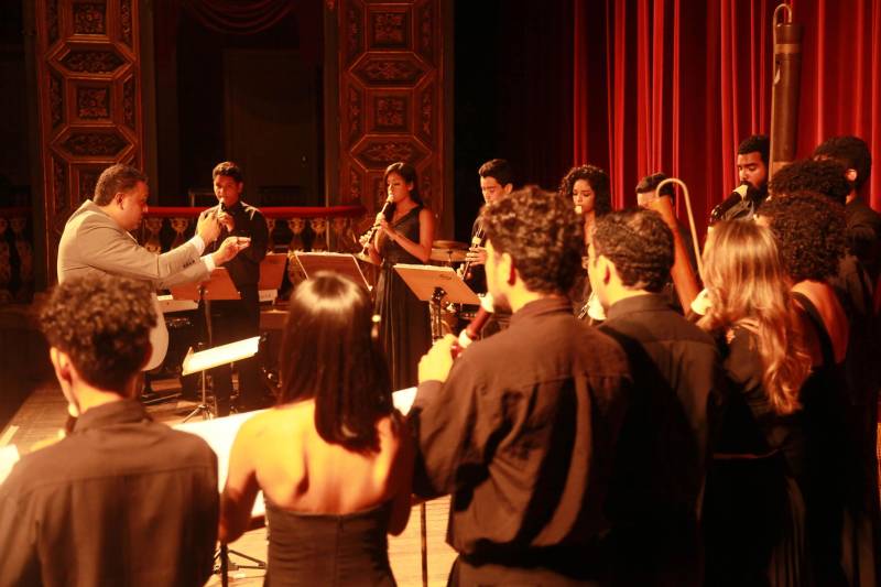 A programação também contou com o grupo Flautas Doces da Amazônia (foto), que subiu ao palco do teatro mostrando um repertório erudito ao som de vários tipos diferentes de flautas. O concerto ainda teve apresentação do Coro Carlos Gomes, conduzido pela maestrina cubana Maria Antonia Jimenez, e do Grupo de Improvisação do IECG, que sob a regência do professor Massassés Malcher arrancou aplausos do público com um repertório popular e arranjos de músicos paraenses, como Ziza Padilha.
FOTO: ASCOM FCG
DATA: 27.03.2018
BELÉM - PARÁ <div class='credito_fotos'>Foto: ASCOM FCG | <a href='/midias/2018/originais/00ea4a62-80dc-4a70-8bbe-341674ebc661.jpg' download><i class='fa-solid fa-download'></i> Download</a></div>