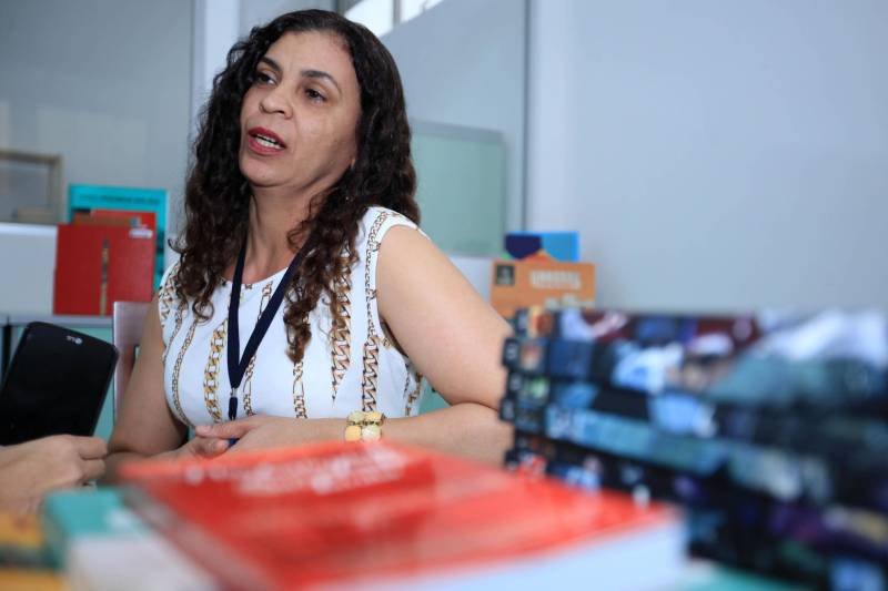 Biblioteca Pública Arthur Vianna, localizada no prédio do Centur. Com mais de 140 anos, o local é uma das principais referências na área em Belém, recebendo uma média de mil usuários por dia. Antes da popularização de instrumentos tecnológicos e sites especializados, a “biblioteca do Centur”, como é conhecida, era uma das principais fontes de pesquisa para alunos de todos os níveis de ensino em Belém. Na foto, Simone Rabelo, bibliotecária da Fundação Cultural do Pará (FCP), que administra o espaço.
FOTO: MÁCIO FERREIRA / AG. PARÁ
DATA: 02.03.2018
BELÉM - PARÁ <div class='credito_fotos'>Foto: MÁCIO FERREIRA/ AG. PARÁ | <a href='/midias/2018/originais/00eea2c0-ae81-4803-8638-2f9abd3d7348.jpg' download><i class='fa-solid fa-download'></i> Download</a></div>