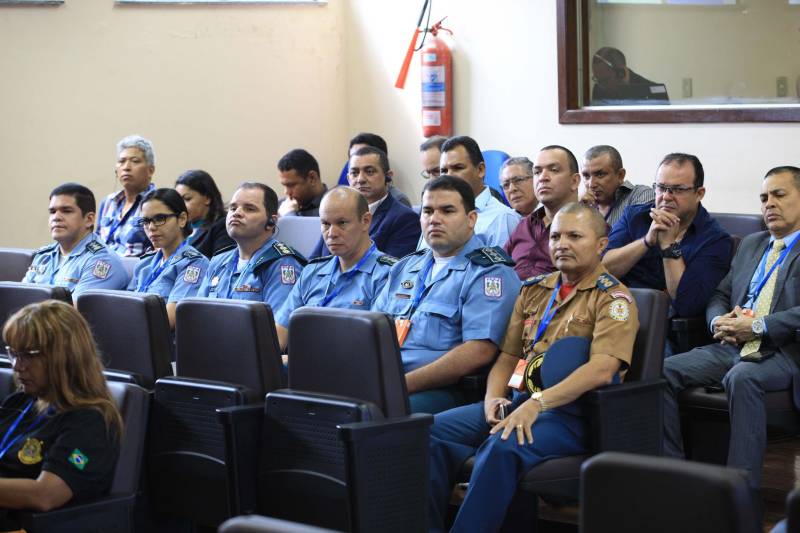 Em 2018, o Centro de Perícias Científicas (CPC) Renato Chaves celebra a segunda parceria com a Polícia Internacional. Dessa vez, o intercâmbio foi fechado com a Polícia Francesa, na manhã desta segunda-feira (23), com a abertura da Semana de Intercâmbio de Investigação Criminal: Brasil x França - O Local de Homicídio em Evidência, no auditório do CPC. Durante a semana, os peritos ampliarão seus conhecimentos sobre as técnicas, protocolos e tecnologias utilizadas na França. Policiais civis e militares também participam da qualificação. O intercâmbio está sendo organizado pela Direção Geral do CPC, por meio da Direção de Cooperação Internacional da Embaixada Francesa, sediada em Brasília. Dois agentes da Polícia do Brigade Criminelle e do Service Régionale d'Identité Judiciaire, com apoio do Ministério do Interior da França, participam da qualificação, que segue até a próxima sexta-feira (27) e será realizada na modalidade presencial, com aulas práticas e teóricas sobre as técnicas em local de crime.
FOTO: RODOLFO OLIVEIRA / AG. PARÁ
DATA: 23.04.2018
BELÉM - PARÁ <div class='credito_fotos'>Foto: Rodolfo Oliveira/Ag. Pará | <a href='/midias/2018/originais/00f115d6-a812-4d56-b10f-431b02a8c7bd.jpg' download><i class='fa-solid fa-download'></i> Download</a></div>