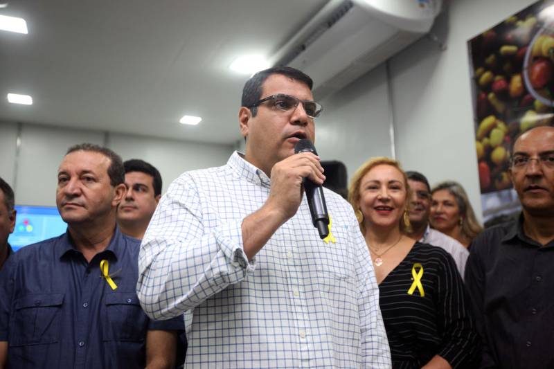“Fiz questão de trazer minha filha para seu primeiro exercício de cidadania que é ter uma carteira de identidade, ainda mais em um local como este, que permite resolvermos várias pendências com mais conforto e praticidade”, comemorou o senhor Genival de Oliveira, 40 anos, pai da pequena Gabrielle, 8 anos. A família de seu Genival é uma das milhares que serão beneficiadas no município de Parauapebas, no sudeste paraense, com orientações e serviços de diversos órgãos estaduais em um único local: a Estação Cidadania. O espaço, localizado no Shopping Karajás, foi entregue oficialmente à população na manhã deste sábado (19). A cerimônia contou com a presença de secretários de Estado, parlamentares, entre outras autoridades locais. Esta é a segunda Estação Cidadania da região. A primeira é a de Marabá.
FOTO: THIAGO GOMES / AG. PARÁ
DATA: 19.05.2018
PARAUAPEBAS - PARÁ <div class='credito_fotos'>Foto: Thiago Gomes /Ag. Pará | <a href='/midias/2018/originais/00f36cd7-0184-48f8-b45f-4098984ef096.jpg' download><i class='fa-solid fa-download'></i> Download</a></div>