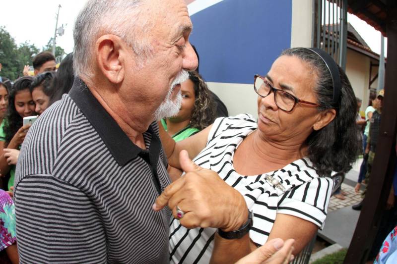 Um painel, no pátio da Escola Estadual de Ensino Médio Ruth Guimarães Ferreira, no distrito de Murinim, em Benevides, mostra 16 alunos da unidade aprovados nos últimos vestibulares. Desses, 12 irão estudar na Universidade Federal do Pará (UFPA). São os primeiros resultados de um processo que começou há nove meses, quando a escola entrou em reforma e ampliação. A nova “Ruth Guimarães Ferreira” foi entregue oficialmente nesta segunda-feira, 26, pelo governador Simão Jatene. Reformada e ampliada, a escola tem agora seis salas de aula; quatro laboratórios (multiuso, multidisciplinar, informática e de leitura); cozinha; refeitório e dispensa; quadra poliesportiva, vestiários feminino e masculino; área de convivência; sala para Atendimento Educacional Especializado (AEE) e acessos para pessoas com deficiência. Espaços de sobra para seus 892 alunos, distribuídos em três turnos do Ensino Médio. A obra custou R$ 2,446 milhões.
FOTO: CRISTINO MARTINS / AG. PARÁ
DATA: 26.03.2018
BENEVIDES - PARÁ <div class='credito_fotos'>Foto: Cristino Martins/Ag. Pará | <a href='/midias/2018/originais/00f90976-8372-4781-aa0a-d81239445195.jpg' download><i class='fa-solid fa-download'></i> Download</a></div>