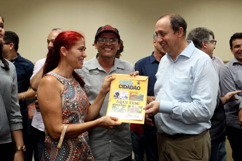O Governador do Estado, Simão Jatene, também entregou para a região mais de 90 viaturas (foto) , 65 caminhonetes e 27 carros utilitários (pálios weekend), com destaque para duas da patrulha rural e uma para ronda escolar específica para Marabá. O Secretário de Estado de Segurança Pública, Luiz Fernandes, ressaltou que os veículos vão substituir a frota nas regiões sul e sudeste. “Surgiu uma demanda do policiamento rural, e já uma semana depois, por determinação do governador, já trouxemos as viaturas e já temos o policiamento disponível para fazer esse patrulhamento, que vai iniciar na região sudeste, mas se estenderá para a região sul e nordeste do estado. Hoje estamos substituindo toda a frota de veículos da região sul e sudeste, além disso o governador determinou onde tiver policiamento vai ter uma viatura, e já foi apresentado para a região os novos policiais que tomaram posse, nós não temos mais nenhum município sem delegado”, pontuou. Outras conquistas citada pelo Secretário da SEGUP foi o aumento do Núcleo de Apoio à Investigação e a criação de um conselho regional para acompanhar as ações de segurança pública.
FOTO: SIDNEY OLIVEIRA / AG. PARÁ
DATA: 06.04.2018
MARABÁ - PARÁ <div class='credito_fotos'>Foto: Sidney Oliveira/Ag. Pará | <a href='/midias/2018/originais/00fa86eb-98b7-4076-9b22-4a1a4dae7f85.jpg' download><i class='fa-solid fa-download'></i> Download</a></div>