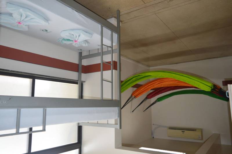 O Hospital Metropolitano de Urgência e Emergência (HMUE), em Ananindeua (PA), inaugurou um espaço de acolhimento transitório (foto) para atender acompanhantes ou familiares de pacientes internados na Unidade de Terapia Intensiva Adulto (UTI), Centro de Tratamento de Queimados (CTQ) e Sala Amarela que é uma área que necessita de cuidados especiais para usuários em estado crítico. A iniciativa, apresentada na quinta-feira (20), vai proporcionar toda a assistência necessária para aqueles que são de cidades do interior do Pará ou outro Estado. Uma das primeiras pessoas a estrear o ambiente foi a Suelaine Galvão Brito, 39 anos, que acompanha a irmã, que está hospitalizada com queimaduras de terceiro grau no corpo. Ela explica que o acidente da irmã foi na residência, após fazer café em um fogão de duas bocas em que teve 63% do corpo queimado.

FOTO: ASCOM / HMUE
DATA: 21.12.2018
ANANINDEUA - PARÁ <div class='credito_fotos'>Foto: ASCOM HMUE   |   <a href='/midias/2018/originais/01146741-227f-4ba5-b7fe-38cfa917e555.jpg' download><i class='fa-solid fa-download'></i> Download</a></div>