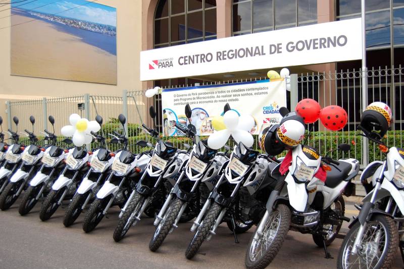 A categoria de mototaxistas permissionários, que realiza o transporte de passageiros em Santarém, na região oeste do Pará, foi beneficiada nesta quarta-feira (4), com a entrega de motocicletas financiadas a partir do programa de microcrédito do Governo do Estado, o CredCidadão.
FOTO: WILLIAM SANTOS / ASCOM CRGBA
DATA: 04.07.2018
SANTARÉM - PARÁ <div class='credito_fotos'>Foto: WILLIAM SANTOS / ASCOM CRGBA | <a href='/midias/2018/originais/011bfc82-1de1-4a96-bbda-3b55e8947cc3.jpg' download><i class='fa-solid fa-download'></i> Download</a></div>