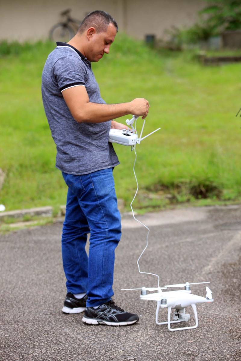 A Polícia Militar iniciou na manhã desta quarta-feira, 16, na sede do Comando Geral, em Icoaraci, o processo de habilitação ao 1º Curso de Operador de Aeronaves Remotamente Pilotadas (RPA - Remotely Piloted Aircraft), conhecidos popularmente como drones (foto), oferecido pela PM do Pará. Vinte candidatos participaram das avaliações psicológica e técnica. Na quinta-feira, 17, a previsão é de que os 23 inscritos sejam submetidos aos testes de aptidão. O resultado final das avaliações será divulgado até a próxima sexta-feira, 18. Os habilitados estarão credenciados a participar do curso previsto para o período de 21 a 25 deste mês. Na programação de hoje foram formados dois grupos, avaliados pela equipe do Centro Integrado de Psicologia e Assistência Social (Cipas). Em seguida os candidatos foram à parte prática, coordenado operacionalmente pelo cabo Antônio Donato, da Assessoria de Comunicação da PM.
FOTO: MÁCIO FERREIRA / AG. PARÁ
DATA: 16.05.2018
BELÉM - PARÁ <div class='credito_fotos'>Foto: MÁCIO FERREIRA/ AG. PARÁ | <a href='/midias/2018/originais/011fca8a-695f-4e64-b5d6-e5068c3961de.jpg' download><i class='fa-solid fa-download'></i> Download</a></div>