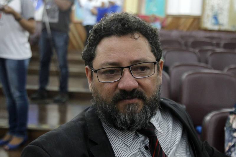 A Semana do Encarcerado 2018 foi aberta oficialmente nesta segunda-feira (4), no auditório da Universidade da Amazônia (Unama), campus Alcindo Cacela, em Belém. O evento é realizado pela Arquidiocese de Belém, por meio da Pastoral Carcerária, e conta com  a parceria da Superintendência do Sistema Penitenciário do Pará (Susipe), Prefeitura Municipal de Ananindeua, Defensoria Pública do Estado (DPE), Unama, Universidade Federal do Pará (UFPA) e Tribunal de Justiça do Estado (TJPA). Na foto, o juiz Cláudio Rendeiro.

FOTO: AKIRA ONUMA / ASCOM SUSIPE
DATA: 04.06.2018
BELÉM - PARÁ <div class='credito_fotos'>Foto: Akira Onuma / Ascom Susipe   |   <a href='/midias/2018/originais/01265531-1733-468f-aa53-c081947b340a.jpg' download><i class='fa-solid fa-download'></i> Download</a></div>