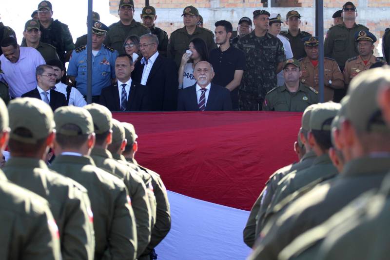 A cerimônia de formatura dos novos praças da Polícia Militar ocorreu na manhã desta segunda-feira (9), simultaneamente, em Belém e outros seis municípios paraenses: Santa Izabel, Castanhal, Barcarena, Capanema, Bragança e Tucuruí. Em Parauapebas, Marabá, Breves, Soure e Conceição do Araguaia, a formatura será celebrada na quinta-feira, dia 12. Na sexta-feira, dia 13, é a vez de Santarém, Altamira, Paragominas e Itaituba. O governador Simão Jatene presidiu a cerimônia de formatura no Portal da Amazônia, bairro da Cidade Velha, em Belém. Milhares de familiares dos formandos lotaram o espaço para entregar aos novos policiais militares seus diplomas de conclusão de curso.
FOTO: CRISTINO MARTINS / AG. PARÁ
DATA: 09.07.2018
BELÉM - PARÁ <div class='credito_fotos'>Foto: Cristino Martins/Ag. Pará | <a href='/midias/2018/originais/01411c87-3ef3-4985-96df-3bba1ecf7d1f.jpg' download><i class='fa-solid fa-download'></i> Download</a></div>