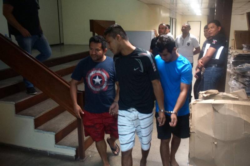 A Polícia Civil prendeu, na manhã desta sexta-feira (13), 40 foragidos da Justiça por envolvimento em crimes diversos, como roubos, furtos, homicídio e tráfico de drogas. As prisões são resultado da Operação "Xeque Mate", coordenada pela Diretoria de Polícia Metropolitana (DPM). Os presos estão sendo conduzidos para a Delegacia Geral para passarem por perícia e, em seguida, serem encaminhados ao sistema penitenciário.
FOTO: ASCOM POLÍCIA CIVIL
DATA: 13.04.2018
BELÉM - PARÁ <div class='credito_fotos'>Foto: Polícia Civil | <a href='/midias/2018/originais/01419196-667d-46d4-a31d-7635fb845848.jpg' download><i class='fa-solid fa-download'></i> Download</a></div>