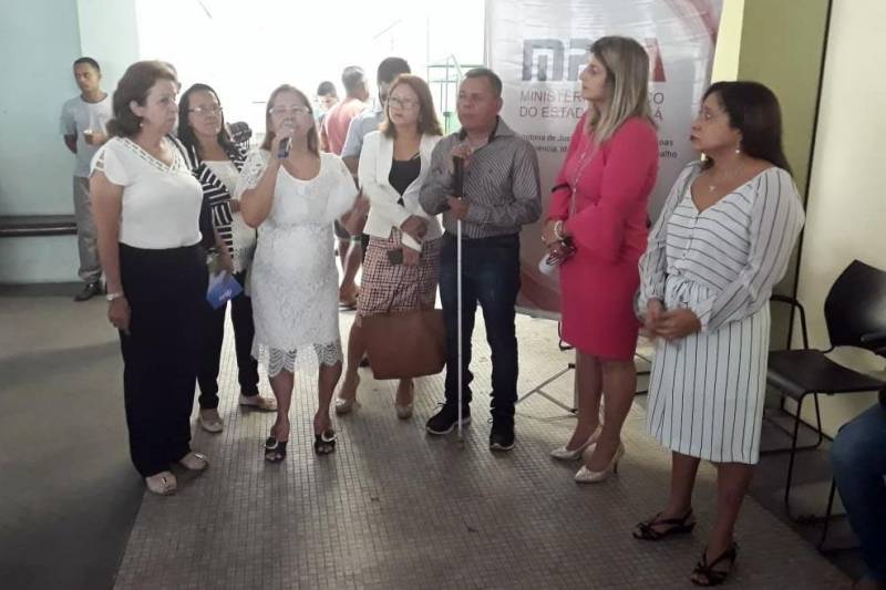 “Eu sou deficiente e tenho uma certa idade, quando eu queria ir pro interior, na maioria das vezes, tinha que pagar a passagem do ônibus, esse era um problema que fazia eu ir poucas vezes, mas agora isso vai ser resolvido, nós só temos a agradecer por ter esse direito assegurado”. Essas foram as palavras de José Pedro Pimenta, aposentado de 74 anos e deficiente físico, que esteve na manhã dessa terça-feira (30) no Centro Integrado de Inclusão e Cidadania (CIIC), em Belém, para realizar o recadastramento do Passe Livre Intermunicipal para Pessoas com Deficiência. A ação (foto) faz parte da campanha “Ir e vir: Direito de Todos e Todas" realizada pelo Ministério Público do Pará (MPPA), através de uma parceria do Núcleo de Articulação e Cidadania (NAC) com o Plano Existir, da Agência de Regulação e Controle de Serviços Públicos do Estado do Pará, Secretaria de Estado de Saúde (Sespa) e Secretaria de Estado de Assistência Social, Trabalho, Emprego e Renda (Seaster), bem como apoio da Ordem dos Advogados do Brasil (OAB-PA), Associação Paraense das Pessoas com Deficiência (APPD), Conselho Estadual da Pessoa com Deficiência e demais órgãos de defesa dos direitos deste público.
FOTO: ERIKA TORRES / ASCOM NAC
DATA: 30.10.2018
BELÉM - PARÁ <div class='credito_fotos'>Foto: ERIKA TORRES / ASCOM NAC | <a href='/midias/2018/originais/015098df-11d5-4182-b068-c18b6c9f5677.jpg' download><i class='fa-solid fa-download'></i> Download</a></div>