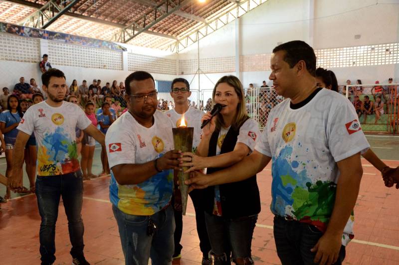 As escolas estaduais dos municípios de Vigia, Augusto Corrêa e Benevides venceram a primeira regional dos Jogos Estudantis Paraenses (Jeps), que chegou ao fim neste sábado, 5, em Vigia de Nazaré, no nordeste paraense, após cinco dias de competição. As vagas no Handebol Masculino e Feminino B (atletas de 15 a 17 anos) ficaram com as escolas de Vigia: Escola Técnica de Vigia (EETEPA) e Escola Estadual Bertoldo Nunes, respectivamente. Também no Handebol Feminino, categoria A (12 a 14 anos), a vitória foi da Escola Barão do Guajará, de Vigia. Os Jeps ocorrem há 60 anos por iniciativa do Governo do Estado por meio do Núcleo de Esporte e Lazer (NEL) da Secretaria de Estado de Educação (Seduc), com apoio das prefeituras municipais. Na foto, a prefeita de Vigia, Camille Vasconcelos (ao microfone).
FOTO: FERNANDO NOBRE / ASCOM SEDUC
DATA: 05.05.2018
VIGIA - PARÁ <div class='credito_fotos'>Foto: FERNANDO NOBRE/ASCOM SEDUC | <a href='/midias/2018/originais/01622b9f-d343-4fe8-82b2-d50eb777b0c6.jpg' download><i class='fa-solid fa-download'></i> Download</a></div>