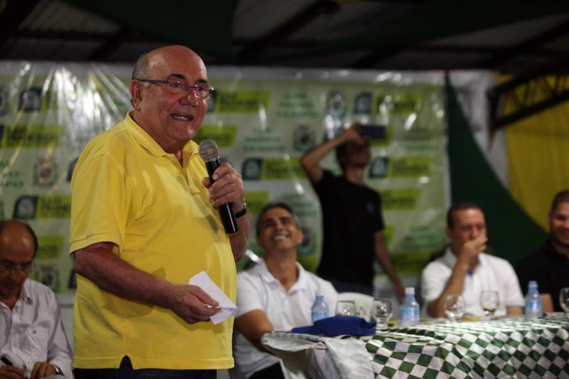 O município de São Francisco do Pará recebeu, neste sábado (30), uma ordem de serviço para o asfaltamento de 5 quilômetros de suas ruas, um investimento de quase R$ 2 milhões. A ação é uma realização do Governo do Estado, por meio da Secretaria de Estado de Desenvolvimento Urbano e Obras Públicas (Sedop), e tem a parceria da Assembleia Legislativa do Estado (Alepa) e da prefeitura do município beneficiado. O evento de entrega ocorreu de 18h às 20h, no Centro de Referência e Assistência Social (Cras) da cidade. A iniciativa faz parte de uma ação maior, já realizada em Viseu, Augusto Corrêa, Tracuateua, Bonito, Floresta do Araguaia, Curionópolis, São João da Ponta, Curuçá, Terra Alta, Sapucaia, Redenção, Capanema, Bragança, São Domingos do Capim e outros municípios. Nos 14 municípios citados, foram destinados mais de R$ 42 milhões para a pavimentação asfáltica em cerca de 95 quilômetros. Na foto, o senador Flexa Ribeiro.
FOTO: SIDNEY OLIVEIRA / AG. PARÁ
DATA: 30.06.2018
SÃO FRANCISCO - PARÁ <div class='credito_fotos'>Foto: Sidney Oliveira/Ag. Pará | <a href='/midias/2018/originais/0162ad90-fcfb-4b47-9a61-8c1707572972.jpg' download><i class='fa-solid fa-download'></i> Download</a></div>