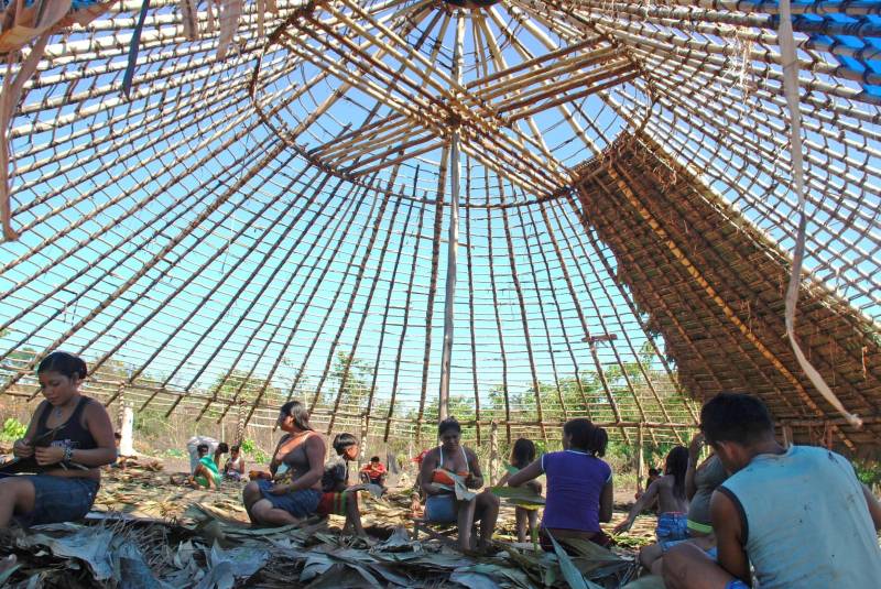 A Gerência de Sociobiodiversidade (Gsbio) do Instituto de Desenvolvimento Florestal e da Biodiversidade (Ideflor-bio) promove até a próxima sexta-feira, 27, a oficina “Gestão de Organizações Sociais e de Empreendimentos a Povos Indígenas da Calha Norte” (foto). A oficina pretende fornecer informações e metodologias para aprimorar o desempenho de associações comunitárias das terras indígenas Trombetas Mapuera, Nhamundá Mapuera e Kachuyana/Tunayana. A oficina é voltada a 30 estudantes universitários indígenas e integrantes das associações locais. Segundo Jalva Braga, da Gsbio, a capacitação é uma demanda dos próprios indígenas.
FOTO: ASCOM / IDEFLOR
DATA: 24.04.2018
CALHA NORTE - PARÁ <div class='credito_fotos'>Foto: Ascom Ideflor | <a href='/midias/2018/originais/016542e2-bfbc-4cfe-9402-96708eb58374.jpg' download><i class='fa-solid fa-download'></i> Download</a></div>