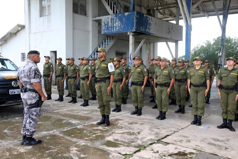 “A sociedade está prestes a receber novos policiais, profissionais prontos e treinados para defender o cidadão. Mesmo ainda não tendo encerrado o curso, já me sinto um PM. A instituição pode ter certeza que estarei sempre de pronto-emprego para atender no que ela precisar de mim”. A fala do aluno do Centro de Formação, dita nesta segunda-feira (7) durante uma aula do Curso de Formação e Aperfeiçoamento de Praças (CFAP) da Polícia Militar do Pará, demonstra o sentimento dos cerca de 2 mil homens e mulheres que estão próximos de encerrar o curso e iniciar seus trabalhos nas ruas. Em Belém, na sede do CFAP, estão em fase de conclusão da formação, cerca de 500 alunos (foto), entre homens e mulheres. Já no interior do Estado, outros 1. 500 passam pelo curso que também acontece nos municípios Conceição do Araguaia, Itaituba, Santarém, Marabá, Parauapebas, Castanhal, Santa Izabel do Pará, Tucuruí, Paragominas, Capanema, Bragança, Altamira, Barcarena, Soure e Breves. A previsão é que no início de agosto deste ano, todos já estejam efetivamente nas ruas. Aprovados no último concurso público da instituição, os futuros policiais estão desde outubro de 2017 participando de um novo modelo formação. De acordo com o major Arthur Silva, sub-comandante do CFAP, a mudança na grade do curso quase dobrou o número de horas aula.
FOTO: RODOLFO OLIVEIRA / AG. PARÁ
DATA: 08.05.2018
BELÉM - PARÁ <div class='credito_fotos'>Foto: Rodolfo Oliveira/Ag. Pará | <a href='/midias/2018/originais/016d69b8-704e-4dac-921d-aa5ebd3ada21.jpg' download><i class='fa-solid fa-download'></i> Download</a></div>