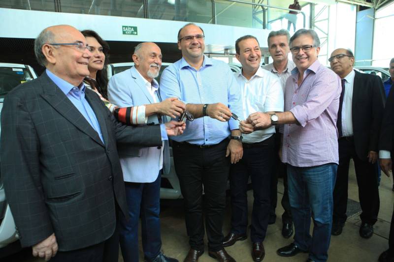 Com a entrega de mais 359 veículos, somente esta semana, o Governo do Pará reforçou a atuação da área de segurança pública em todo o Estado. Todos os veículos auxiliarão no combate a criminalidade e a manutenção da segurança em todo o território paraense. Boa parte desses veículos foi destinada diretamente para as guardas municipais, numa ação integrada com as Prefeituras, por meio da Secretaria de Segurança Pública e Defesa Social (Segup) com articulação da Secretaria de Municípios Sustentáveis, que define em conjunto com os municípios, a agenda de prioridades. A última etapa da entrega ocorreu nesta quinta-feira (5), no Hangar – Centro de Convenções da Amazônia. Na foto, o governador Simão Jatene(blazer azul) participou da entrega dos equipamentos.
FOTO: RODOLFO OLIVEIRA / AG. PARÁ
DATA: 05.07.2018
BELÉM - PARÁ <div class='credito_fotos'>Foto: Rodolfo Oliveira/Ag. Pará | <a href='/midias/2018/originais/0172994b-bc0f-4856-901d-3bdfe642ce1d.jpg' download><i class='fa-solid fa-download'></i> Download</a></div>