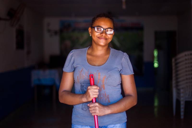 Aos poucos, a paisagem de Serra Pelada – que já foi o maior garimpo a céu aberto do planeta e hoje é distrito de Curionópolis, município do sudeste paraense - começa a se modificar. A poeira intensa, típica de estradas de chão, vai paulatinamente dando lugar à camada de asfalto, que pela primeira vez chega a Curiónópolis, conhecido mundialmente pela corrida do ouro e pelo formigueiro humano nos anos 1980, eternizado pelo olhar do fotógrafo Sebastião Salgado. O ouro não é mais explorado na região, mas Serra Pelada ainda é uma cidade de garimpeiros. São eles que residem e povoam as ruas, que parecem ter parado no tempo. Foram esses trabalhadores que fizeram a localidade crescer, que formaram famílias e criaram filhos nascidos no local, fincando raízes, criando identidade, sonhando com a volta da exploração do ouro, cada vez mais distante. Mas até esse cenário vem se transformando. Na foto, Maria Mauricélia dos Santos.

FOTO: ASCOM / PREFEITURA DE CURIONÓPOLIS
DATA: 08.06.2018
CURIONÓPOLIS - PARÁ <div class='credito_fotos'>Foto: ASCOM / PREFEITURA DE CURIONÓPOLIS   |   <a href='/midias/2018/originais/0173ed37-2404-4cce-979a-fbc940180e09.jpg' download><i class='fa-solid fa-download'></i> Download</a></div>