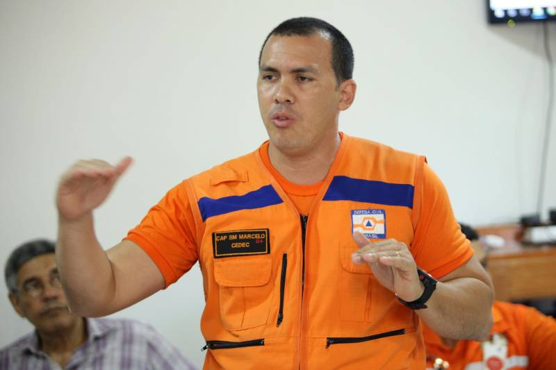 A Secretaria de Estado de Meio Ambiente e Sustentabilidade (Semas) notificou oficialmente a Hydro, na tarde desta terça-feira (27), por conta do não cumprimento do prazo de 48 horas dado pelo governo para que a empresa reduzisse os níveis das bacias de resíduos ao nível de, pelo menos, um metro, conforme determina a legislação ambiental. A notificação foi entregue por técnicos da Semas na sede da refinaria, em Barcarena, a 112 quilômetros de Belém. A determinação é que a produção de alumina seja reduzida pela metade. A Semas também triplicará a multa definida anteriormente, cumprindo a legislação ambiental em vigor, para R$ 1 milhão por dia de descumprimento (ou 300 mil Unidades de Padrão Fiscal). A empresa informou formalmente que reduziu os índices, mas não integralmente no total determinado de um metro. Técnicos das diretorias de Fiscalização e Licenciamento Ambiental da Semas acompanham diariamente o volume de água das bacias, tanto dos depósitos de rejeitos sólidos da indústria quanto do sistema de tratamento de água. Na foto, o capitão bombeiro Marcelo Santos, da Defesa Civil Estadual.
FOTO: THIAGO GOMES / AG PARÁ
DATA: 27.02.2018
BARCARENA - PARÁ <div class='credito_fotos'>Foto: Thiago Gomes /Ag. Pará | <a href='/midias/2018/originais/018295d5-e3a3-4eb9-acef-5e14965aa4bb.jpg' download><i class='fa-solid fa-download'></i> Download</a></div>