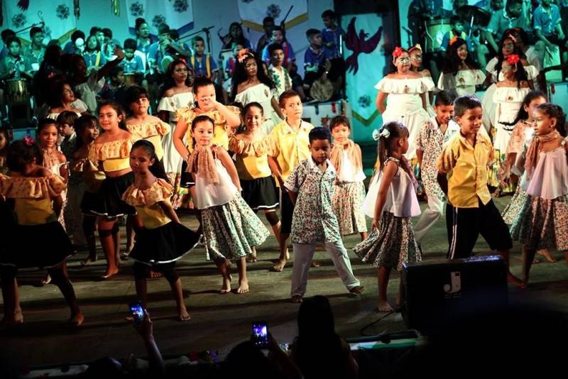 Cerca de 160 crianças que participaram das oficinas de iniciação artística, artes cênicas e música das Oficinas Curro Velho apresentaram (foto) sexta-feira, 15, números de música, dança e teatro no Arraial de Todos os Santos. Foram encenados os espetáculos Lucinda e Januário - a paixão nos Pássaros Tem-Tem e Jataí e o Auto da Lua Crescente, além dos resultados da oficina música Boi-Bumbá para São João e Coletivo Amazônico. A encerrou no anfiteatro às margens do rio Guamá com o show do Mestre do Caribó, Pinduca. “Foi um show alegre em que interagi com o público e mostrei músicas renovadas”, comemorou Pinduca.
FOTO: ASCOM / FCP
DATA: 16.06.2018
BELÉM - PARÁ <div class='credito_fotos'>Foto: ASCOM FCP | <a href='/midias/2018/originais/019135f2-37c2-4118-9562-1fd3ae35a754.jpg' download><i class='fa-solid fa-download'></i> Download</a></div>