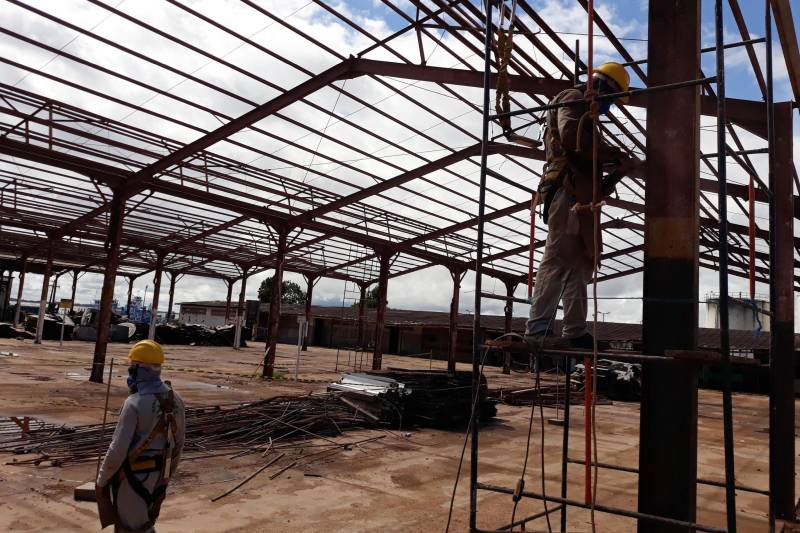 Avançam as obras do Terminal Hidroviário de Cargas e Passageiros de Santarém (foto), na região oeste. Segundo a Companhia de Portos e Hidrovias do Estado (CPH), depois de concluído, o espaço deve movimentar em média de 50 mil a 60 mil passageiros por mês, além suprir definitivamente a demanda de trabalhadores, donos de embarcações e da população da região que usa o modal hidroviário. Na foto,  trabalhadores atuam na restauração da parte metálica do local onde funcionará o terminal de cargas.

FOTO: SAMUEL ALVARENGA / SECOM
DATA: 11.06.2018
SANTARÉM - PARÁ <div class='credito_fotos'>Foto: Samuel Alvarenga / Secom   |   <a href='/midias/2018/originais/019853b6-255b-40fd-83cf-f5dd7f2e6fd0.jpg' download><i class='fa-solid fa-download'></i> Download</a></div>