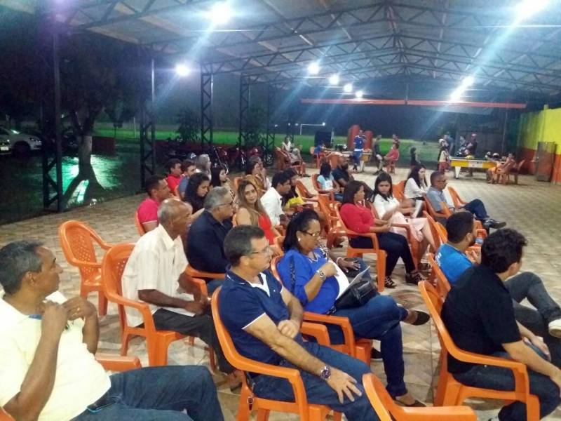 Mais quatro estabelecimentos produtores de polpa de frutas (foto), do município de Dom Eliseu, nordeste paraense, poderão comercializar os produtos de forma legal em todo o Pará. Os fabricantes receberam o certificado de produto artesanal de origem vegetal da Agência de Defesa Agropecuária do Estado (Adepará). Com uma produção mensal de 10 mil toneladas de polpa, João Alencar, mais conhecido como João da Polpa, viu a necessidade de retirar o certificado. “O comércio passou a exigir a certificação e com isso nossa produção foi diminuindo. Ficamos sabendo do certificado e procuramos a Adepará para nos adequarmos às normas. Esse certificado só vai trazer benefícios pra gente, pois agora podemos garantir a qualidade do produto por meio do selo e gerar mais empregos, já que nossa meta é dobrar a produção e alcançar novos mercados em outros municípios”, afirmou o produtor, que trabalha há 17 anos com a fabricação de polpa de fruta.

FOTO: ASCOM / ADEPARÁ
DATA: 08.05.2018
DOM ELISEU - PARÁ <div class='credito_fotos'>Foto: ASCOM ADEPARÁ   |   <a href='/midias/2018/originais/0199cb73-8c5c-49d4-b7f1-c02505402d61.jpg' download><i class='fa-solid fa-download'></i> Download</a></div>