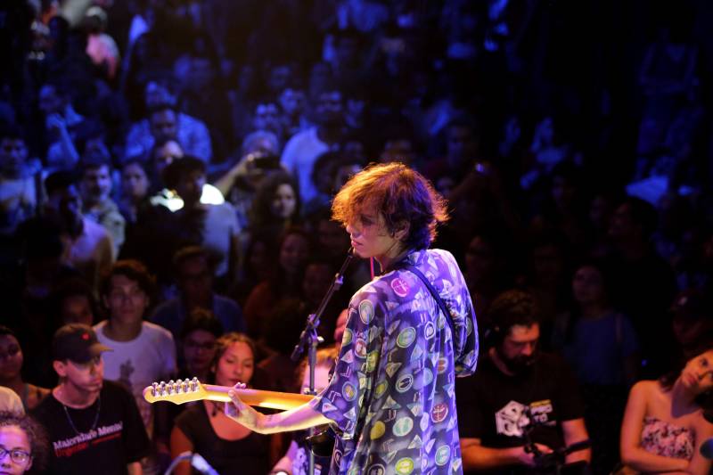 A TV Cultura do Pará exibe o show da Mostra Protótipo nesta quinta-feira (5), às 19h, com reprise no domingo (8), às 21h. O musical foi gravado no dia 21 do mês passado no Teatro Universitário Cláudio Barradas, em Belém, com a apresentação dos artistas selecionados: Orquestra Pau e Cordista de Carimbó, Azul Dossel, A Troca, DK (foto), Inesita, Tula Tânia, Caruana, Gael Conhece o Mar, Pelé do Manifesto e Everton MC, e Toni Link. "Acredito que a Cultura fez um trabalho incrível quando selecionou esses 10 artistas e revelou novos talentos ao público paraense. Mas é importante ressaltar que não descobrimos só estes 10. Nós temos 131 trabalhos de qualidade que podem perfeitamente estourar no cenário da música paraense. Prova disso é que vamos aproveitar todas as músicas da mostra e divulgá-las na Rádio Cultura", destacou o diretor da Rádio Cultura FM, Beto Fares.
FOTO: CAMILA LIMA / PORTAL CULTURA
DATA: 21.06.2018
BELÉM - PARÁ <div class='credito_fotos'>Foto: CAMILA LIMA / PORTAL CULTURA | <a href='/midias/2018/originais/01a5ad78-08ef-458c-8d41-dbaad0f3ccbe.jpg' download><i class='fa-solid fa-download'></i> Download</a></div>